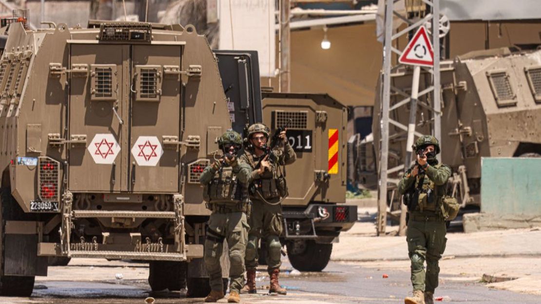 Soldados del ejército israelí durante una redada en el campo de Nur Shams para refugiados palestinos en la ocupada Ribera Occidental el 9 de julio de 2024.