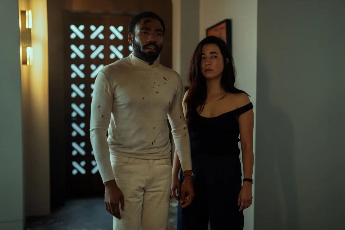 Donald Glover and Maya Erskine en "Mr. and Mrs. Smith." David Lee/Prime Video