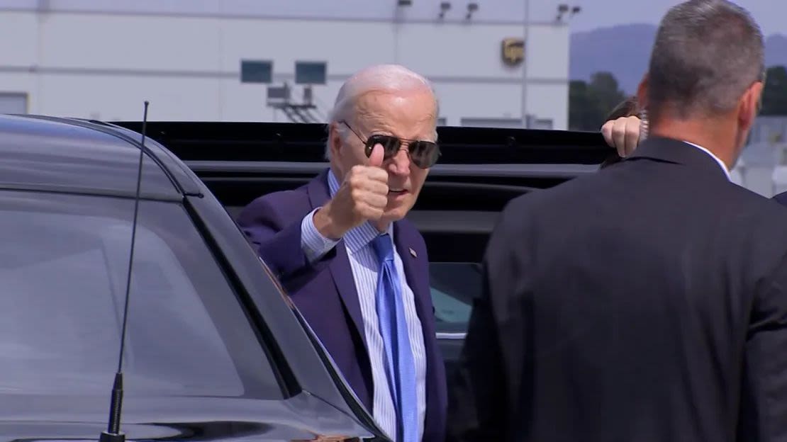 Biden levanta el pulgar mientras se prepara para abordar el Air Force One después de dar positivo por covid-19, el 17 de julio.