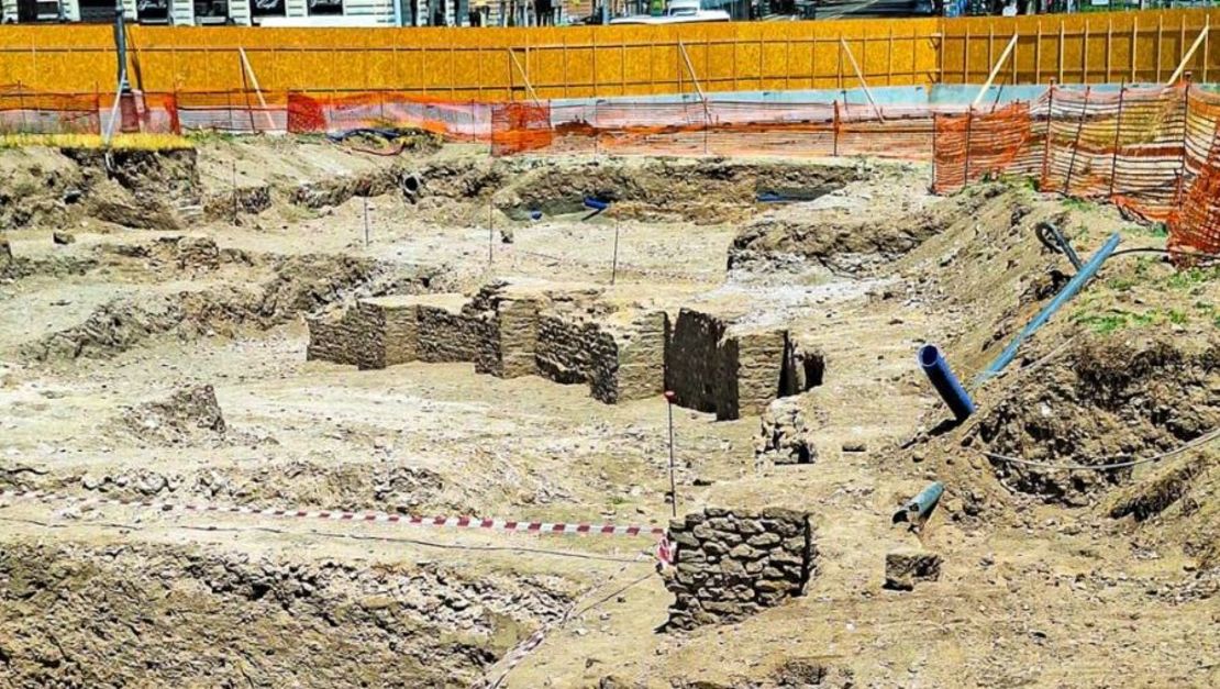 Las murallas del complejo podrían haber protegido el Patriarchio, una basílica monumental prevista por el emperador Constantino en la plaza exterior de la Archibasílica de San Juan de Letrán.