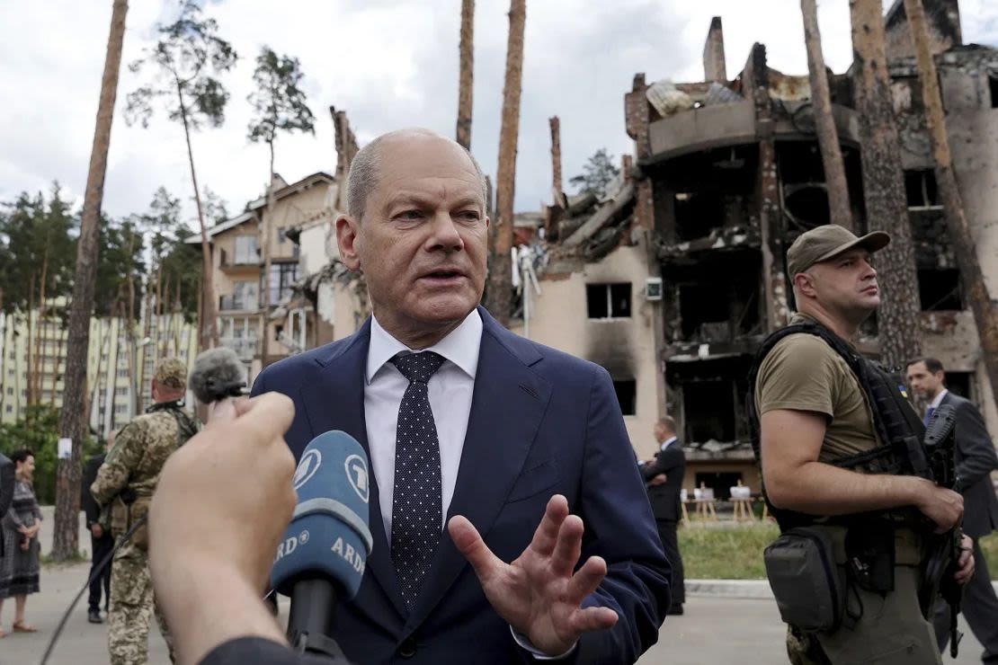 El canciller de Alemania, Olaf Scholz, habla a los mediso enfrente de edificios destruidos en Irpin, Ucrania, en junio 2022. Kay Nietfeld/picture-alliance/dpa/AP.