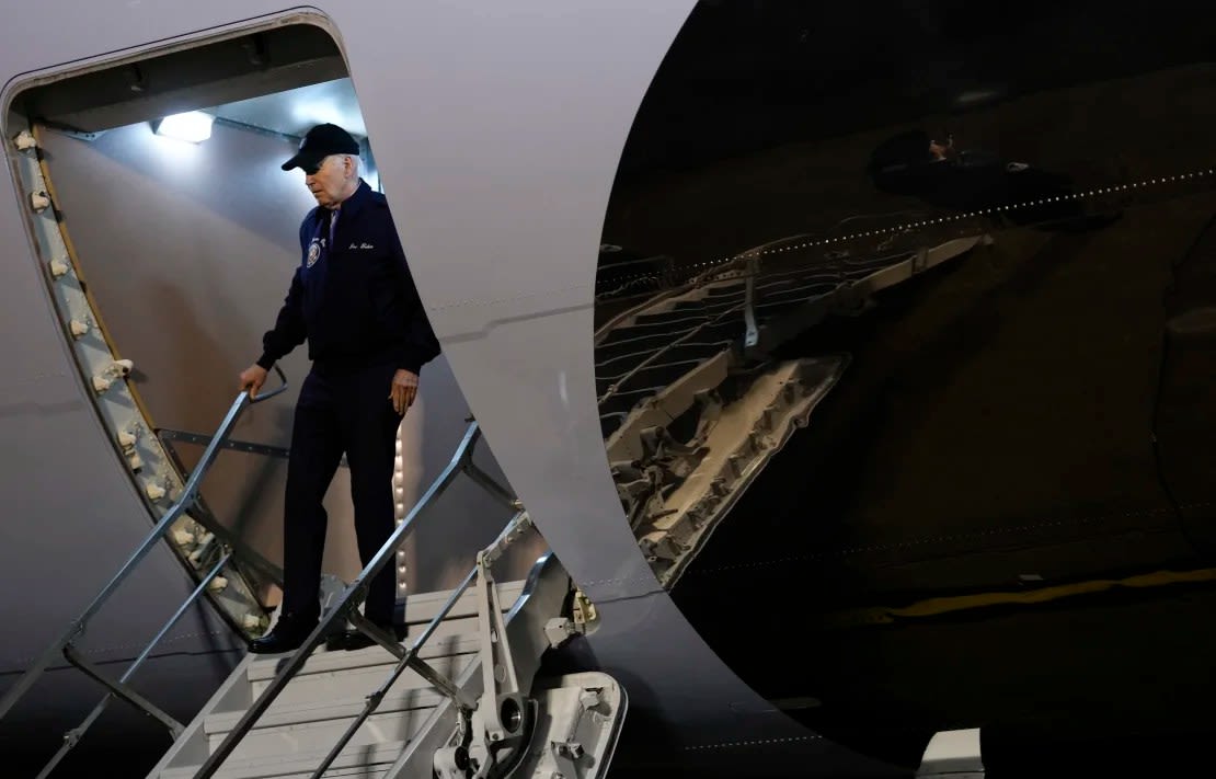 El presidente de Estados Unidos, Joe Biden, hace un gesto a los periodistas al bajar del Air Force One a su llegada a la base aérea de Dover el 17 de julio de 2024.