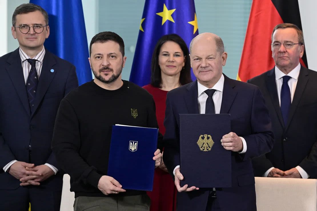 Scholz y Zelensky posan después de firmar un acuerdo bilateral sobre compromisos de seguridad y apoyo a largo plazo en la Cancillería de Berlín el 16 de febrero. John MacDougall/AFP/Getty Images.