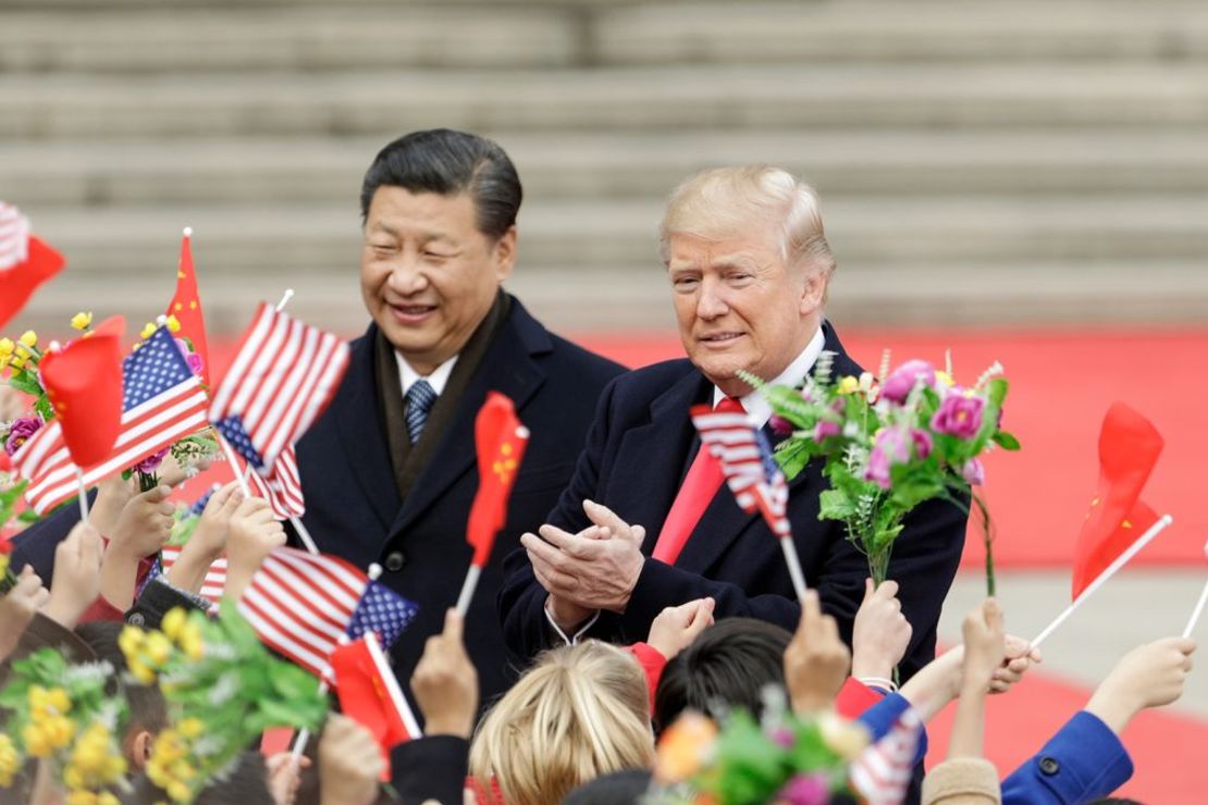 Donald Trump y el líder de China Xi Jinping asisten a una ceremonia de bienvenida ante el Gran Salón del Pueblo en Beijing en 2017. Crédito: Qilai Shen/Bloomberg/Getty Images