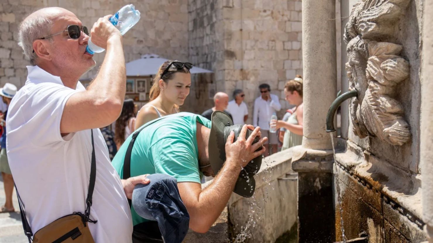 Turistas se refrescan durante una ola de calor en Dubrovnik, Croacia, el 9 de julio de 2024.
