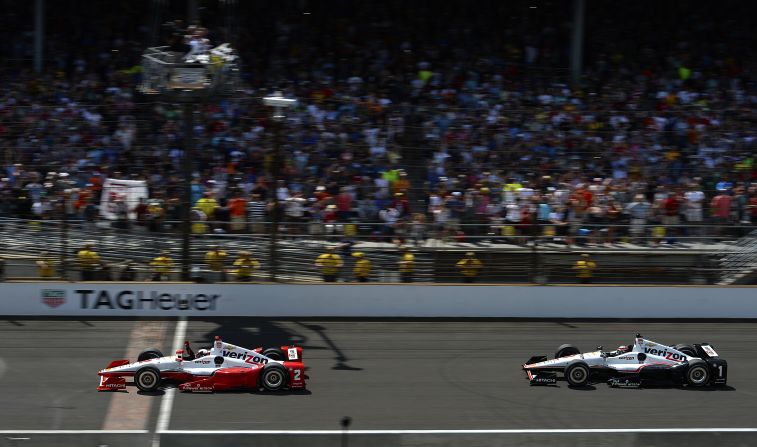 Juan Pablo Montoya levanta el puño al cruzar la meta para ganar las 500 Millas de Indianápolis.