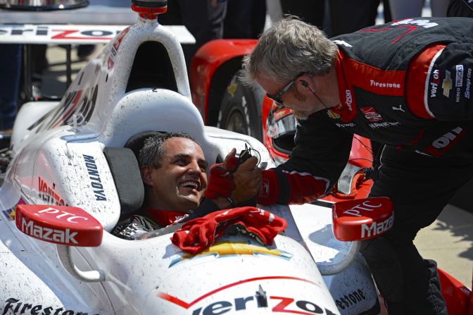 Juan Pablo Montoya es felicitado por un miembro del Team Penske Chevrolet Dallara tras llevarse el triunfo en las 500 Millas de Indianápolis.