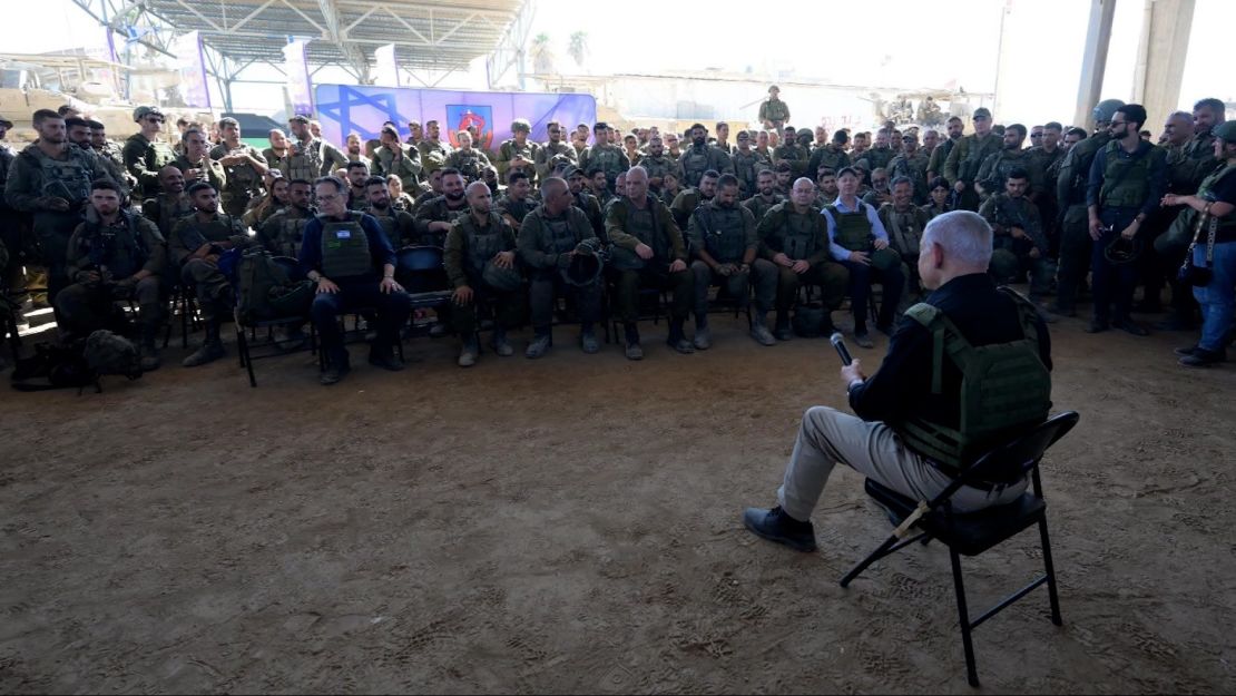 El primer ministro de Israel, Benjamin Netanyahu, visita Rafah, en el sur de Gaza, el jueves.