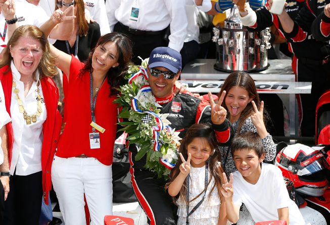 Juan Pablo Montoya celebra junto a su familia su segunda victoria en las 500 Millas de Indianápolis.