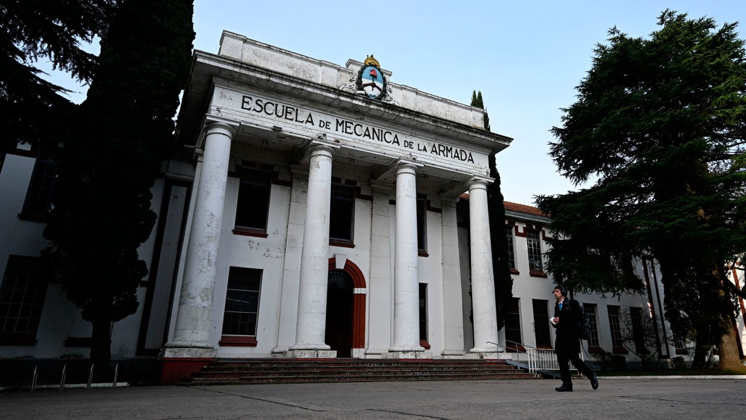 Vista de la entrada al antiguo centro clandestino de detención de la Escuela Naval (ESMA) que funcionó durante la dictadura argentina (1976-1983), el 12 de septiembre de 2023, en Buenos Aires, Argentina. Crédito: LUIS ROBAYO/AFP vía Getty Images
