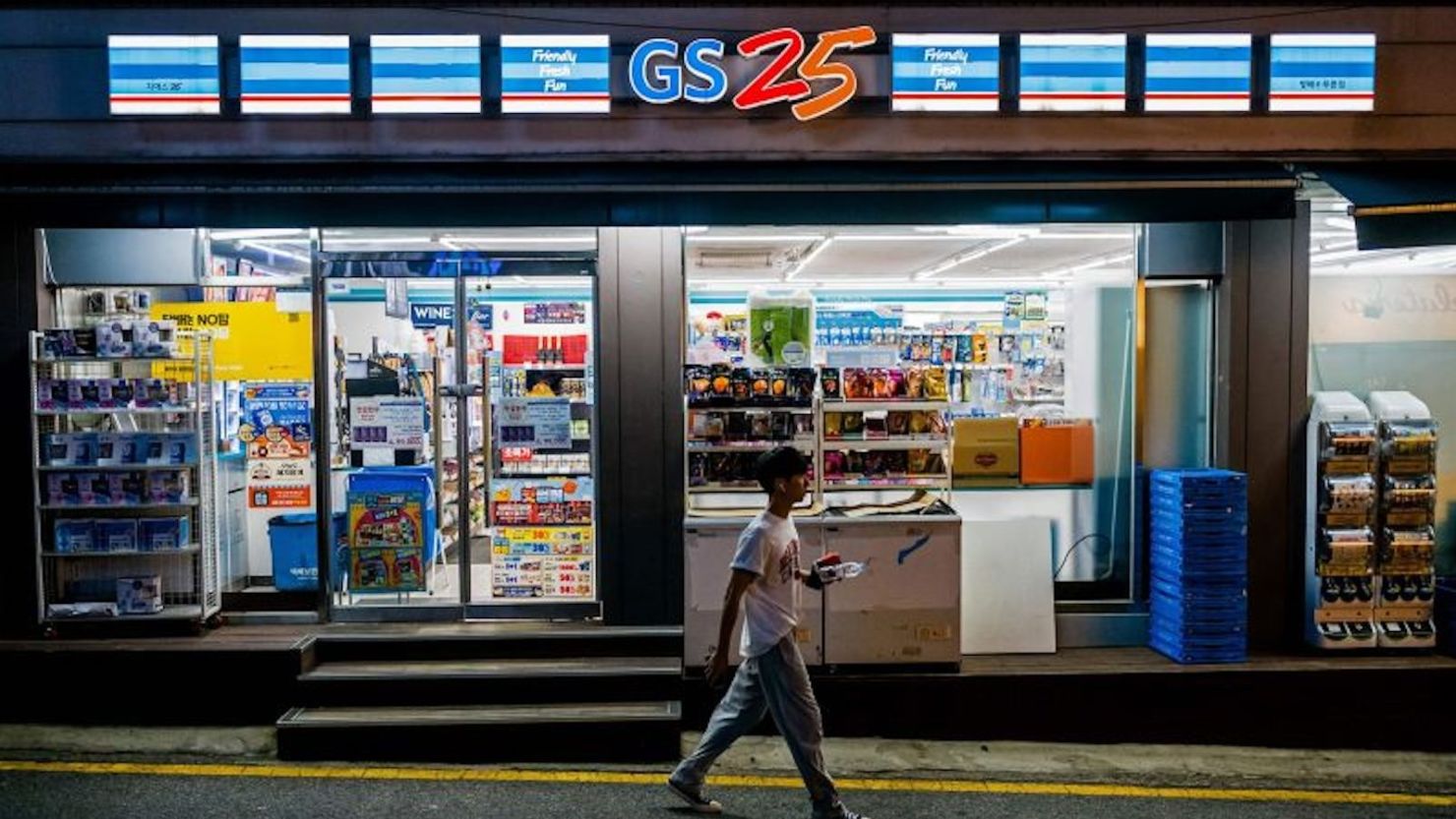 Un hombre pasa por delante de una tienda GS25 en Seúl el 18 de agosto de 2023.