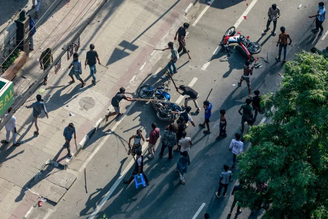 Manifestantes destrozan motocicletas en Dacca el 18 de julio de 2024.