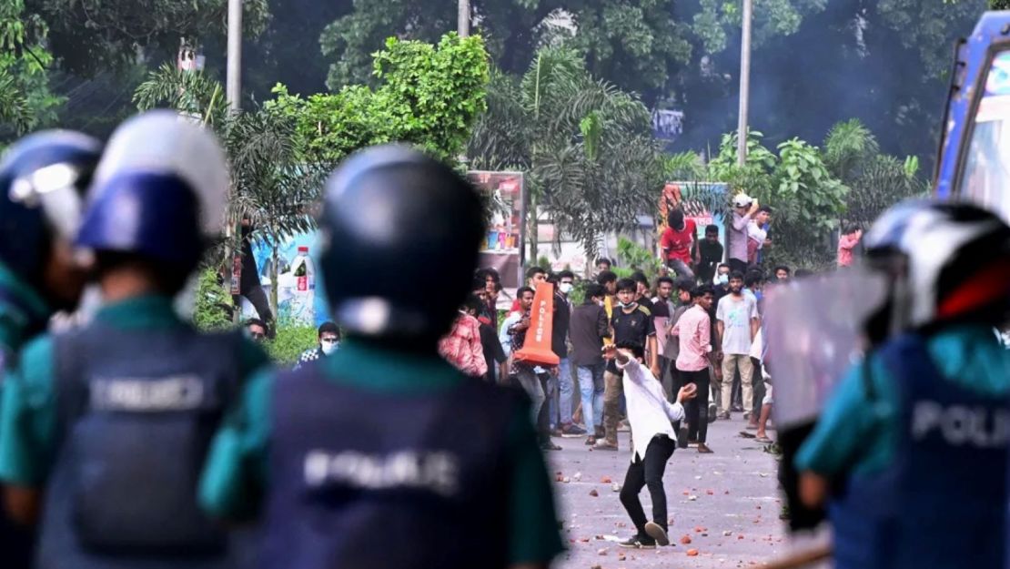 Estudiantes se enfrentan a la Policía durante unas protestas en Dacca el 18 de julio de 2024.