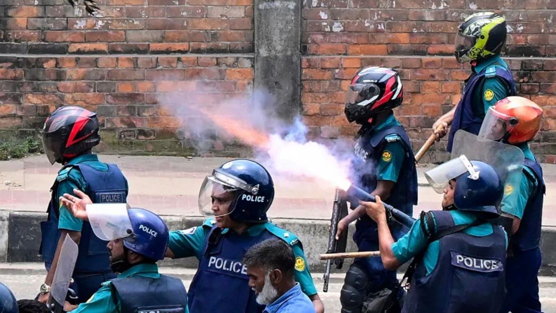 La Policía de Bangladesh dispara gases lacrimógenos para dispersar a los manifestantes durante un enfrentamiento en Dacca el 18 de julio de 2024.