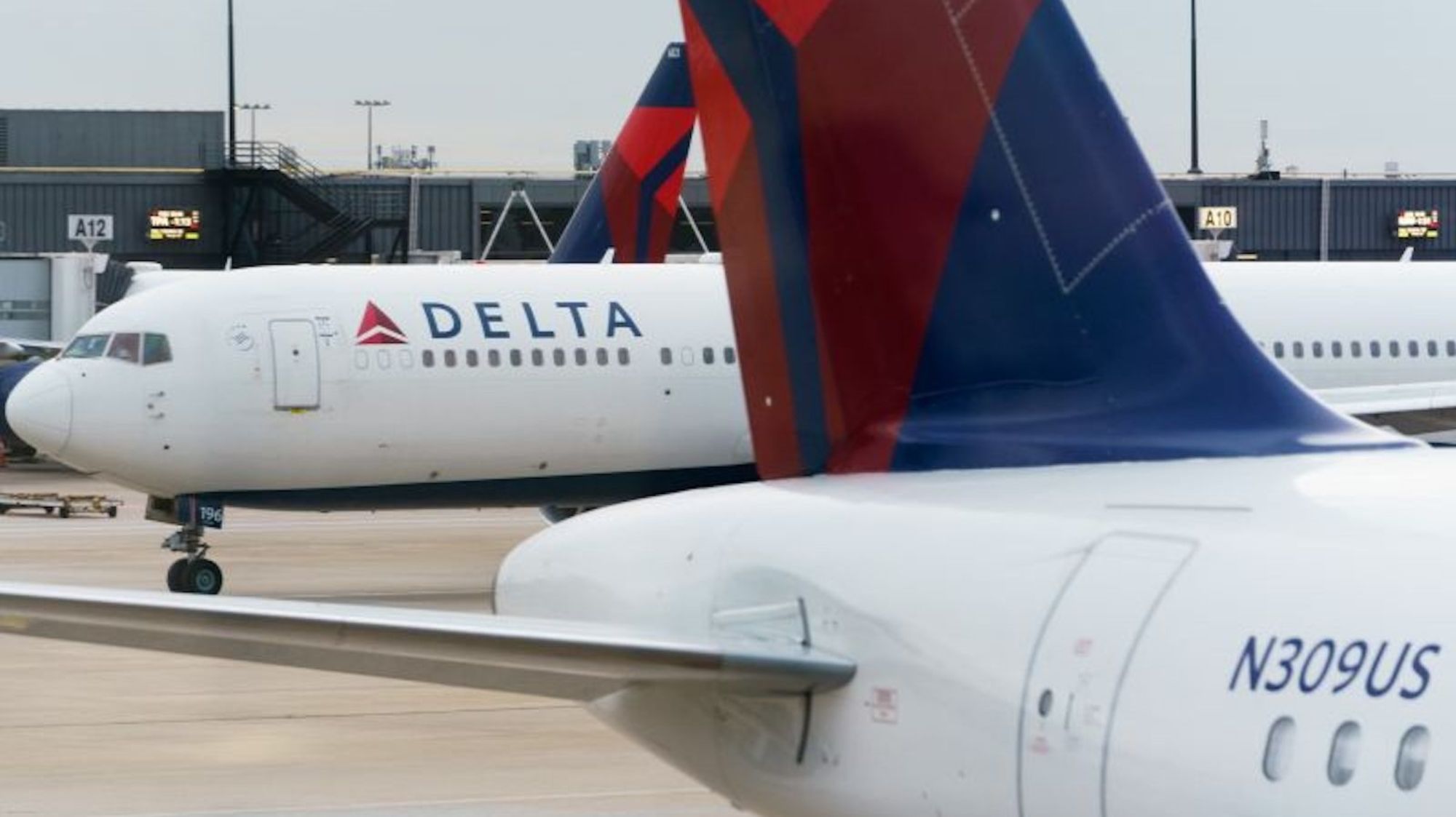 CNNE 1723516 - delta-atlanta-airport-file