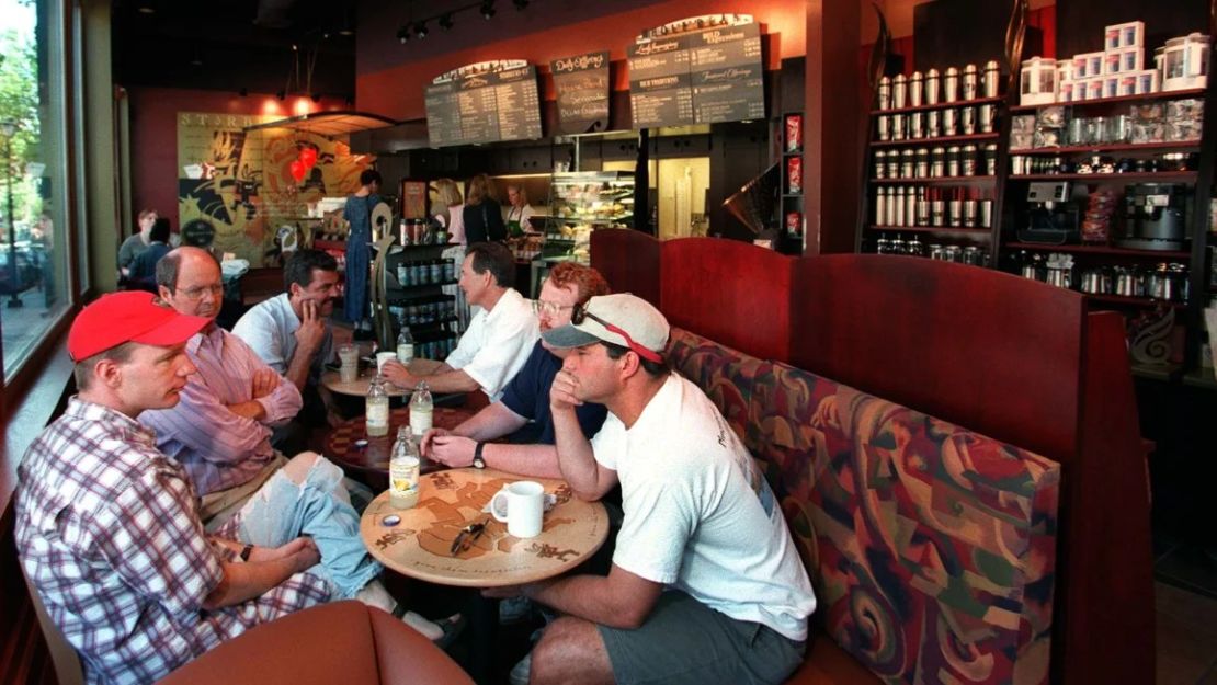 Clientes sentados en Starbucks en Portland en 1998. Hoy en día, el 70% de los pedidos de Starbucks se realizan mediante dispositivos móviles y desde el auto. (Foto: Herb Swanson/Portland Press Herald/Getty).