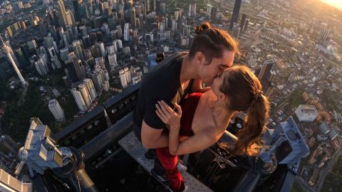 El documental "Skywalkers" sigue a Ivan Beerkus y a Angela Nikolau mientras escalan algunos de los edificios más altos y famosos del mundo.