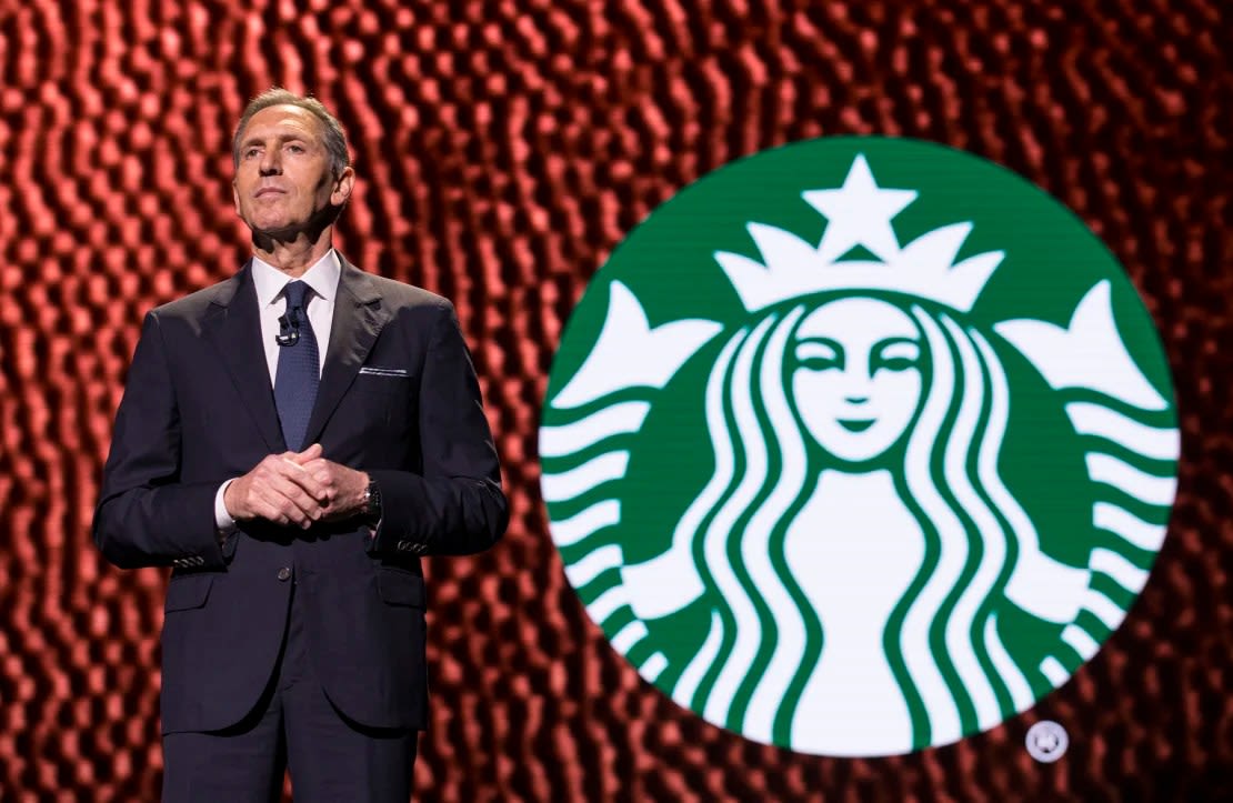 Howard Schultz posicionó a Starbucks como un "tercer lugar" entre el trabajo y el hogar. (Foto: Stephen Brashear/Getty Images).