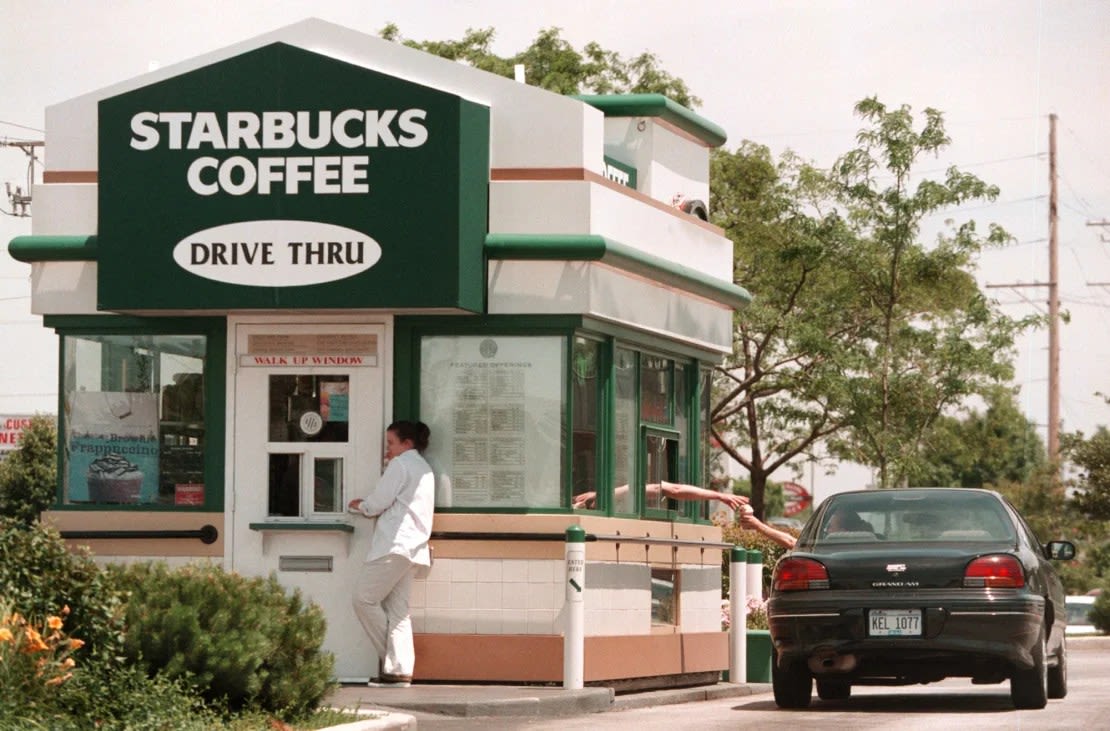 Starbucks construyó su primer autoservicio en 1994. (Foto: Tim Boyle/Newsmakers/Hulton Archive/Getty Images).