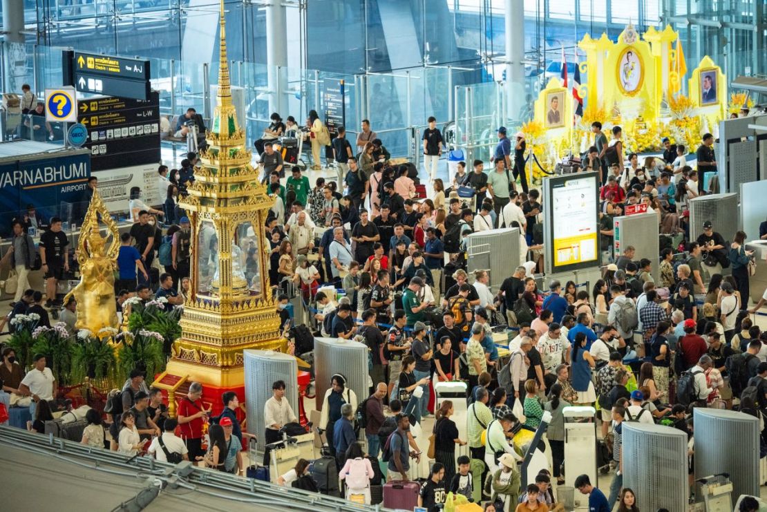 Se ve a una multitud acumulándose en el aeropuerto Suvarnabhumi de Bangkok.