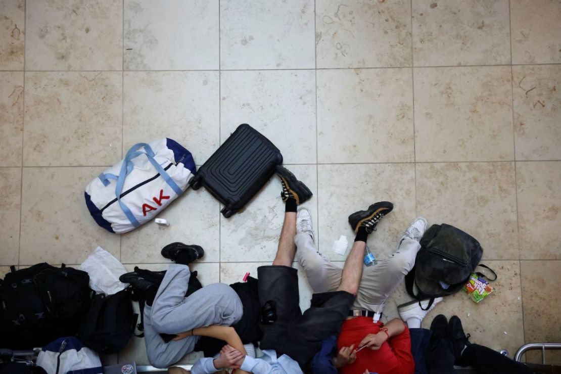 La gente espera sus vuelos en el aeropuerto de Brandeburgo en Berlín.