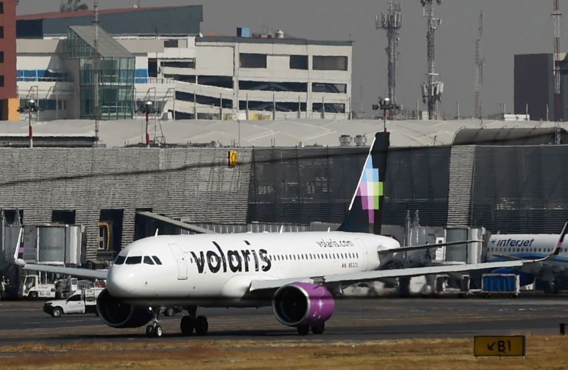 Un avión de Volaris de México se ve en el Aeropuerto Internacional Benito Juárez en la Ciudad de México el 17 de enero de 2018. (Foto: ALFREDO ESTRELLA/AFP vía Getty Images).