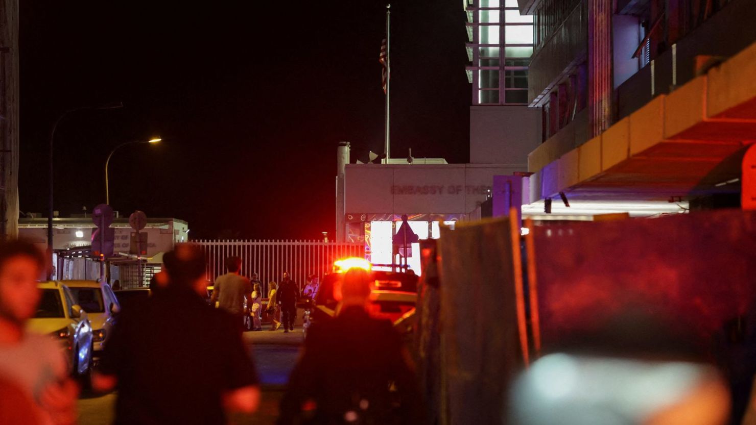 Personal de emergencia camina fuera de una sucursal de la embajada de Estados Unidos situada cerca del lugar de una explosión en Tel Aviv, Israel, el 19 de julio de 2024.