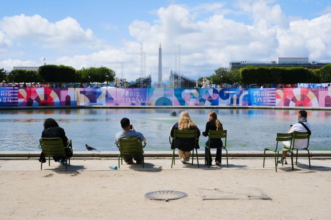 Turistas y parisinos observan las gradas construidas para los Juegos Olímpicos de París en el jardín de las Tullerías. Crédito: Vincent Koebel/NurPhoto/Getty Images