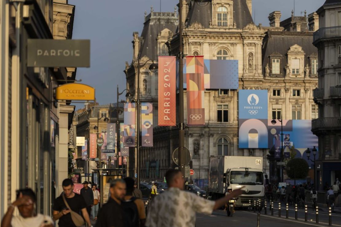 Banderas de París 2024 cerca del Hotel de Ville en París. Crédito: Maja Hitij/Getty Images