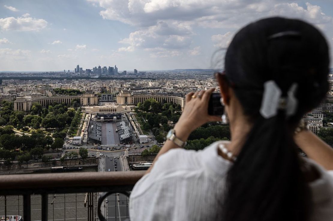 Una mujer toma una fotografía desde la Torre Eiffel. Crédito: Olympia De Maismont/AFP/Getty Images