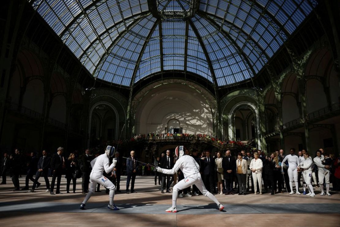 El presidente de Francia, Emmanuel Macron, asiste a una demostración del equipo francés de esgrima durante su reciente visita al Grand Palais. Crédito: Yoan Valat/Pool/Reuters