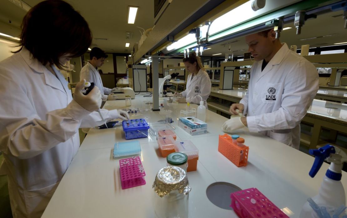 La profesora universitaria Julieta Nafissi y estudiantes trabajan en sus proyectos científicos en el laboratorio de biotecnología de la UADE (Universidad Argentina de la Empresa) en Buenos Aires el 23 de septiembre