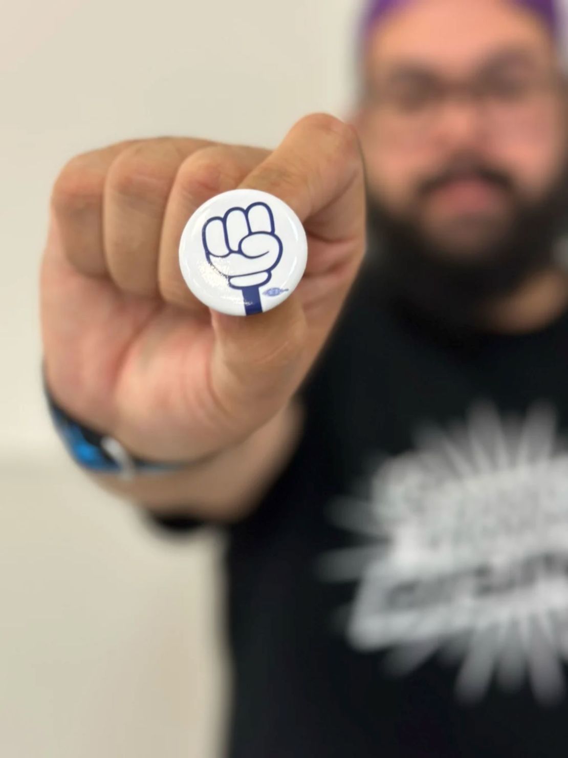 Se muestra una insignia de la UFCW. Cortesía de Jenna Thompson, UFCW 324.