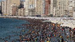 Una playa abarrotada en la ciudad mediterránea de Alejandría, en Egipto, en julio de 2024.