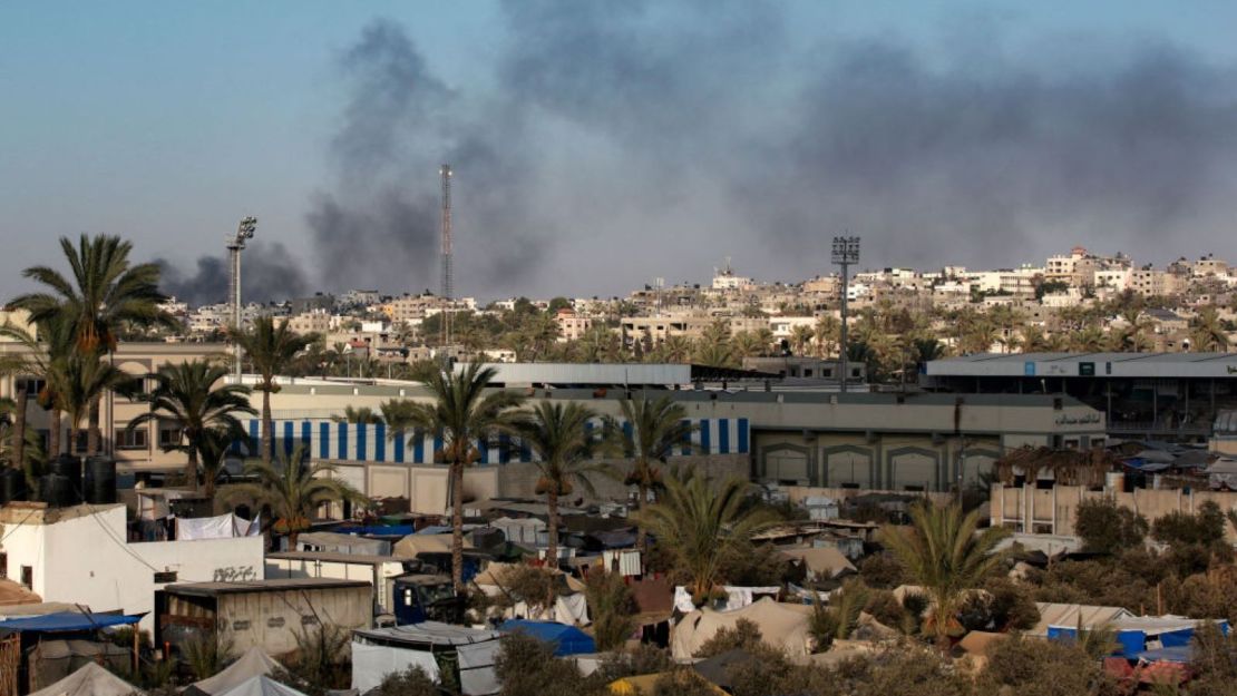 Esta foto, tomada desde Deir el-Balah en el centro de la Franja de Gaza, muestra humo que se eleva de un bombardeo israelí en la cercana Nuseirat el 19 de julio de 2024.