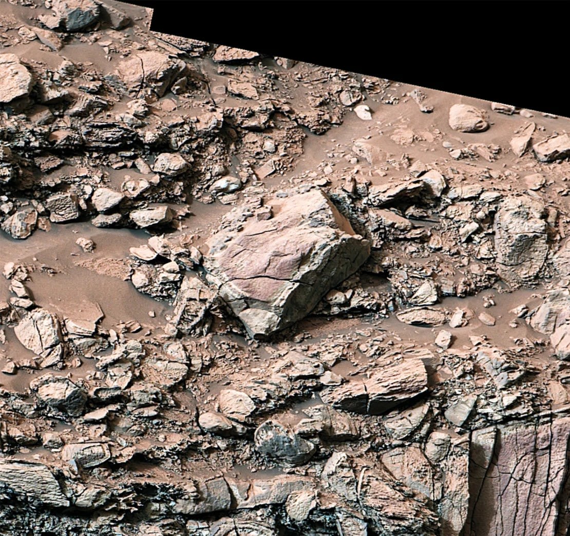 Mientras exploraba el canal Gediz Vallis en mayo, Curiosity captó rocas de color pálido cerca de sus bordes. Estos anillos, llamados halos, se parecen a las marcas que se ven en la Tierra cuando el agua subterránea se filtra hacia las rocas a lo largo de fracturas.