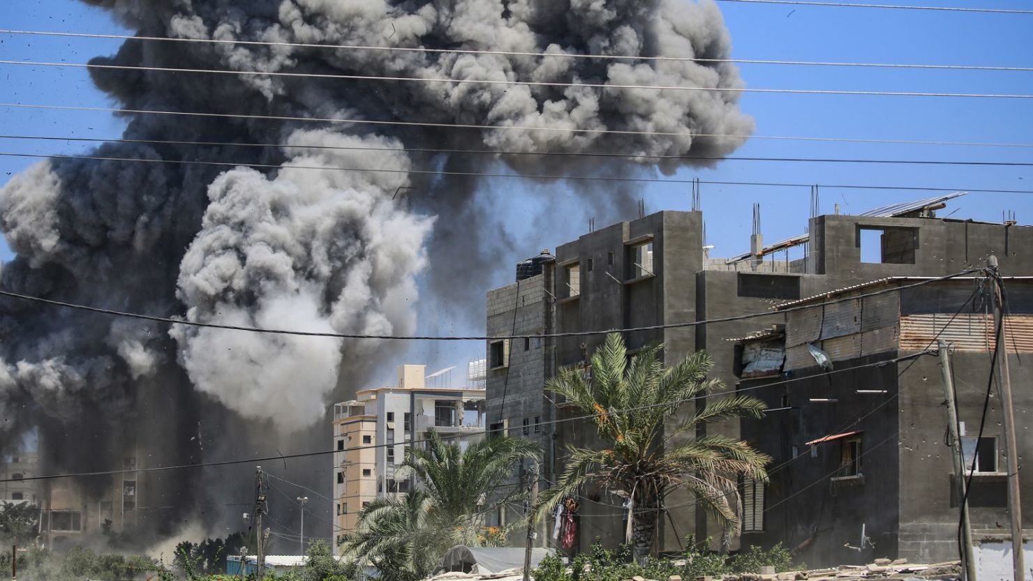 Humo saliendo de un edificio afectado por un ataque israelí en Nuseirat, en el centro de Gaza, este sábado.