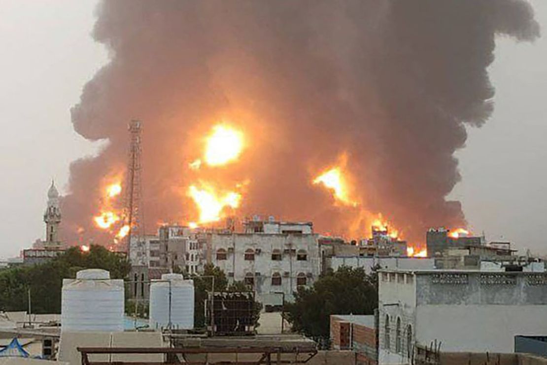 Una fotografía del Centro de Medios Huthi Ansarullah de Yemen muestra una enorme columna de fuego tras los ataques reportados en la ciudad portuaria de Hodeida, controlada por los rebeldes yemeníes, el 20 de julio de 2024.