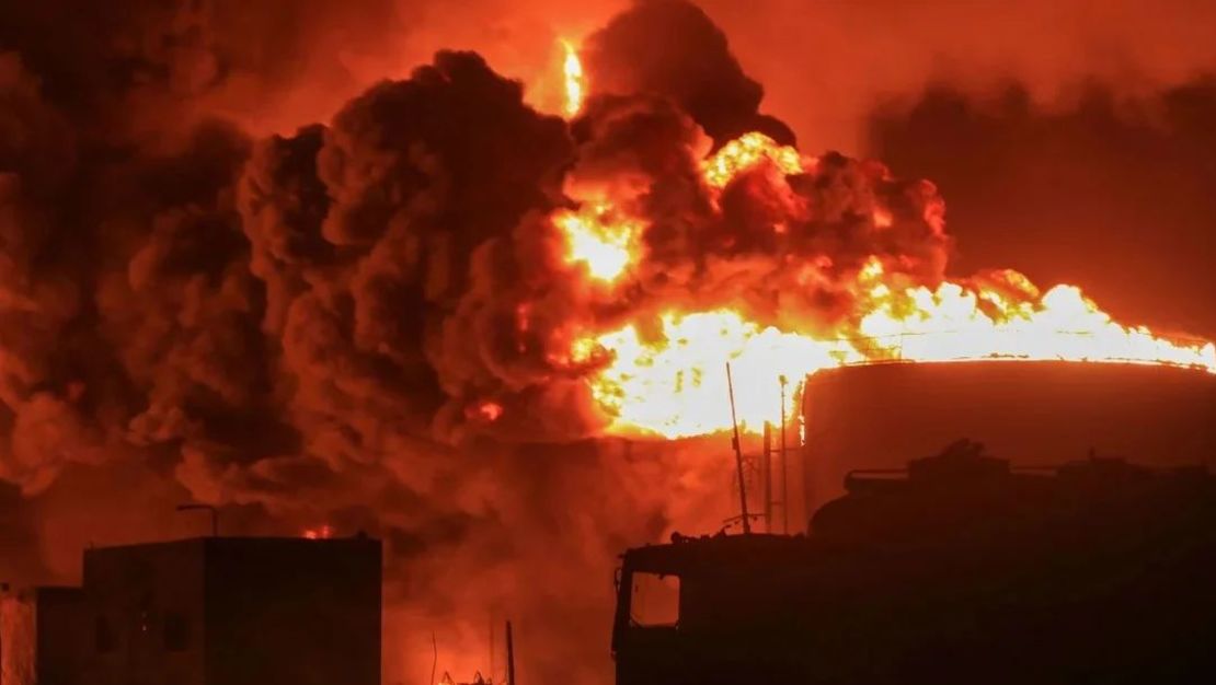 Tanques de petróleo arden en el puerto de Hodeidah, Yemen, el sábado 20 de julio de 2024, tras un ataque israelí. (Foto: AP).