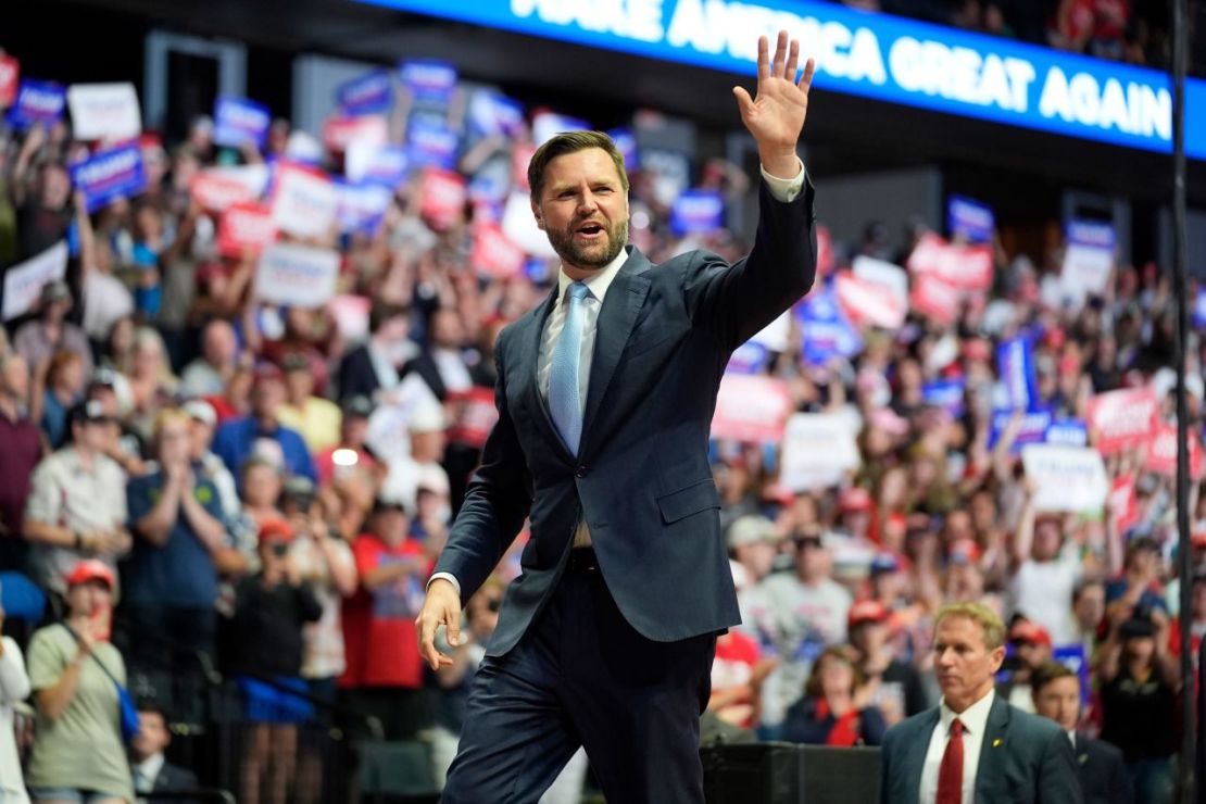 El candidato a vicepresidente JD Vance llega para hablar en un mitin de campaña en Grand Rapids, Michigan, el 20 de julio. (Foto: Evan Vucci/AP).