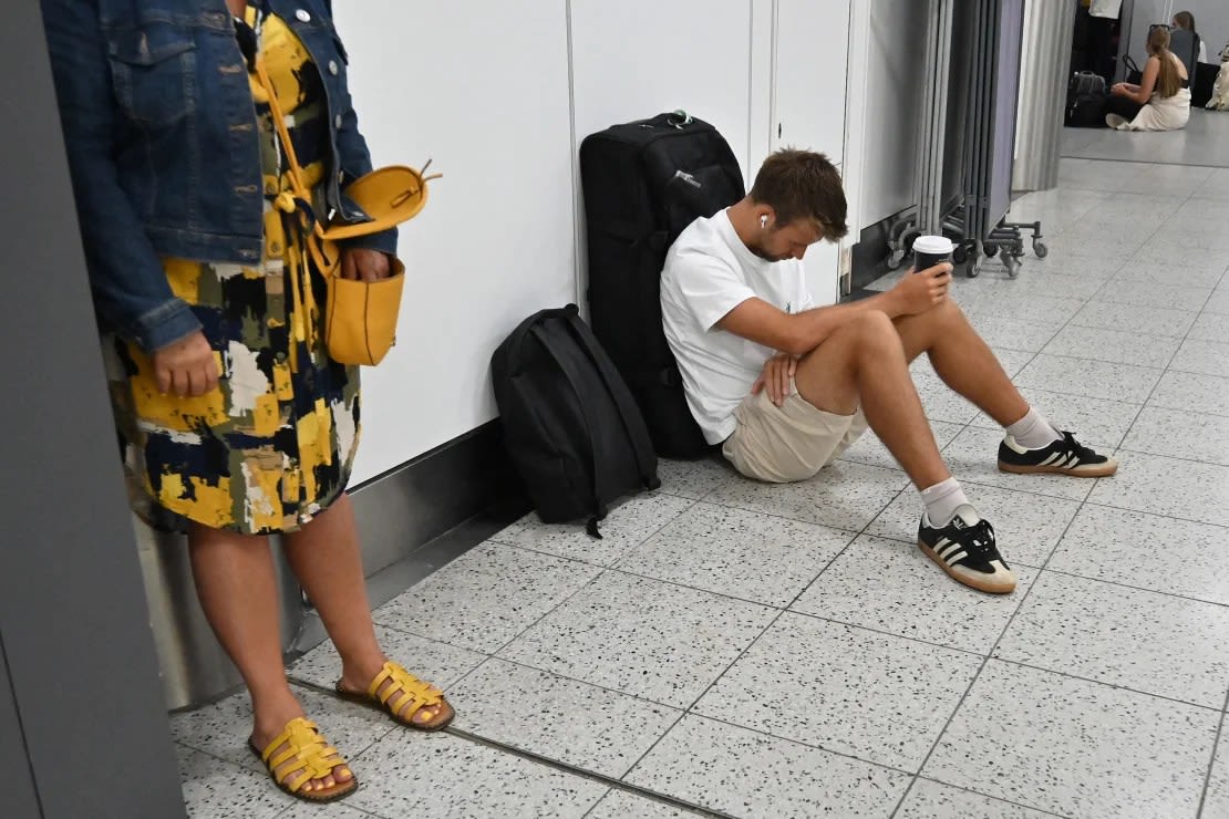 Un pasajero espera en el área de facturación del aeropuerto de Gatwick mientras algunos vuelos se cancelan o retrasan, en Horley, al sur de Londres, el 20 de julio de 2024.