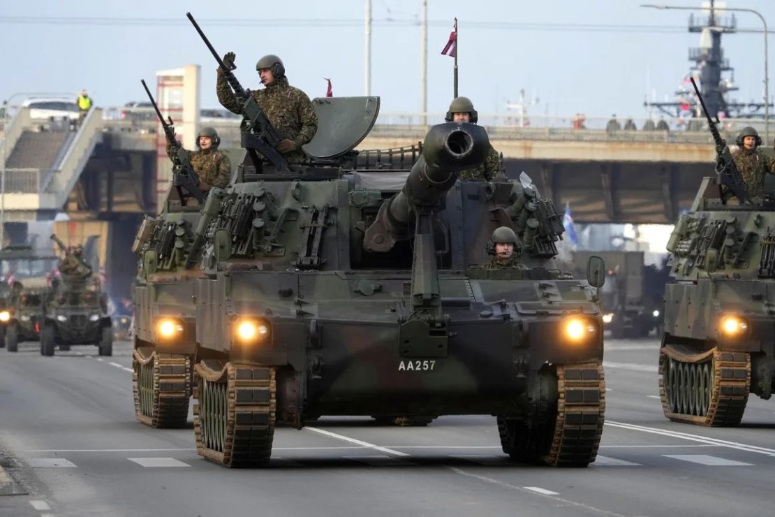 Militares del Ejército de Letonia con un obús M109A5 asisten a un desfile militar para celebrar el aniversario de la declaración de independencia en Riga, Letonia, el 18 de noviembre de 2022.