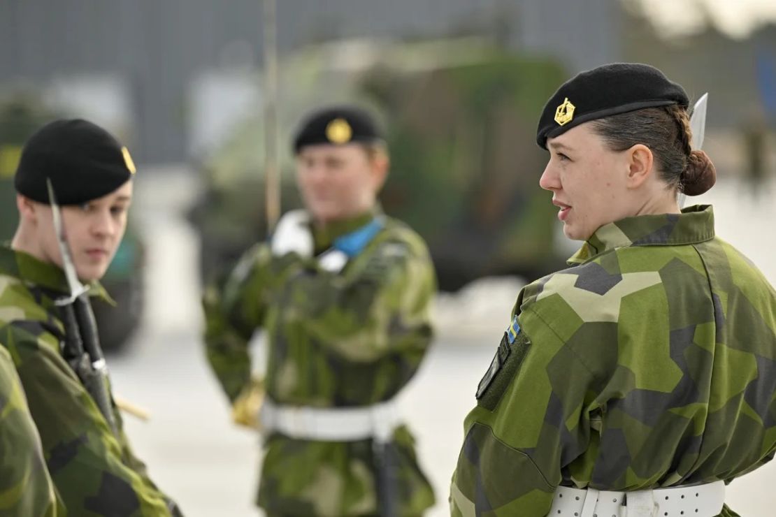 Soldados en el patio de armas de la base del Regimiento Gotland del Ejército sueco, cerca de Visby, Suecia, el 25 de marzo de 2022.