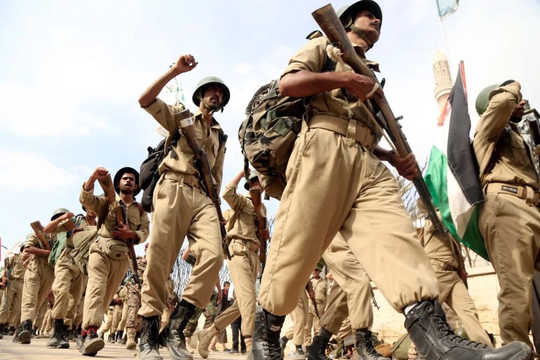 Cadetes de la academia militar hutí se manifiestan en solidaridad con el pueblo palestino el 14 de junio en Saná, Yemen. Crédito: Mohammed Hamoud/Getty Images