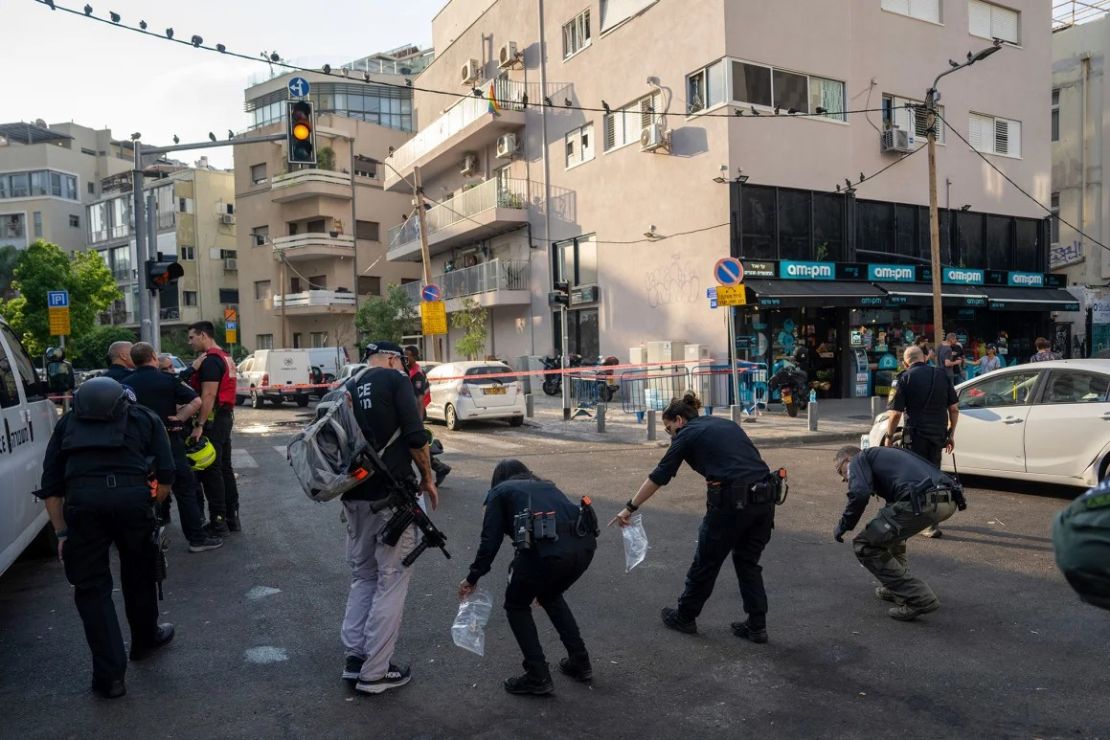 La policía de Israel investiga tras un ataque con dron en Tel Aviv el viernes, que se atribuyeron los rebeldes hutíes. Crédito: Oded Balilty/AP