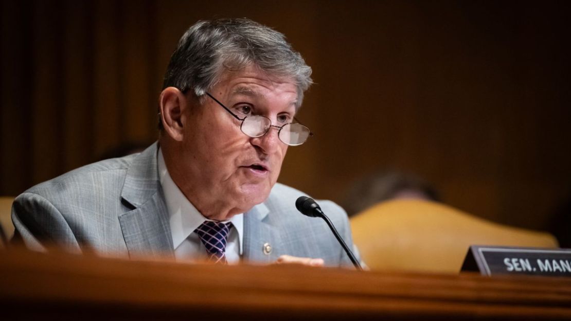 El senador Joe Manchin habla durante una audiencia en el Senado en la ciudad de Washington, el 4 de junio.