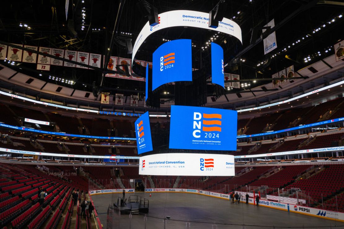 El logotipo de la Convención Nacional Demócrata se muestra en el marcador del United Center durante un recorrido por los medios el 18 de enero de 2024 en Chicago, Illinois. La convención está programada para celebrarse en Chicago del 19 al 22 de agosto de 2024.