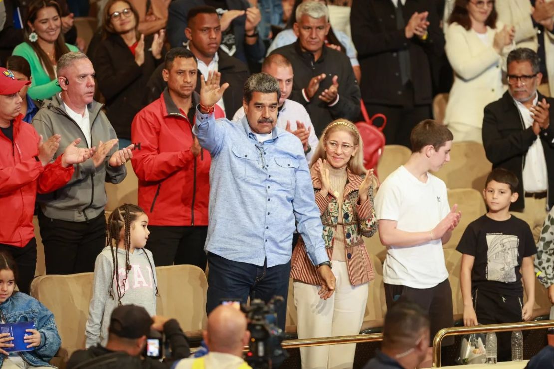 El presidente de Venezuela, Nicolás Maduro, con su esposa Cilia Flores asiste a la presentación de una película biográfica y un libro sobre él en el Teatro Teresa Carreño el 14 de julio de 2024, en Caracas.