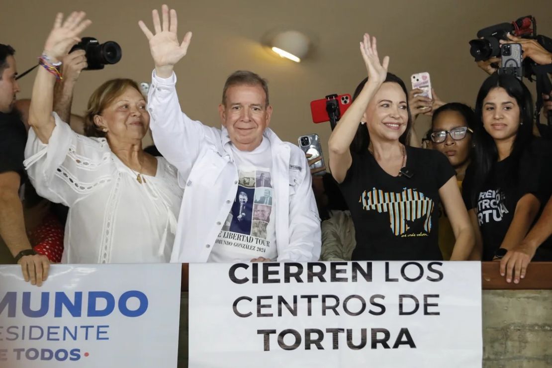 El candidato presidencial de la oposición venezolana, Edmundo González Urrutia, y la líder opositora María Corina Machado saludan a sus partidarios en la Universidad Central de Venezuela UCV en Caracas el 14 de julio de 2024. Crédito: Pedro Rances Mattey/Anadolu/Getty Images.