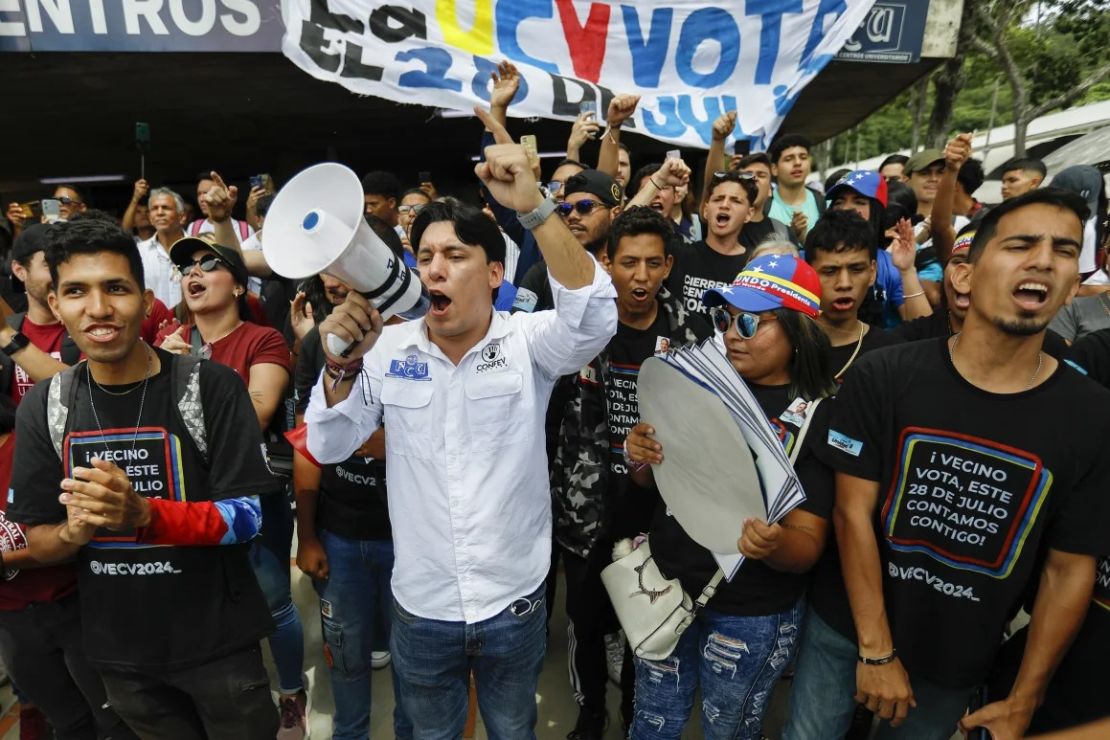 Simpatizantes en una reunión con el candidato presidencial opositor venezolano Edmundo González y la líder opositora María Corina Machado en la Universidad Central de Venezuela UCV en Caracas el 14 de julio de 2024.